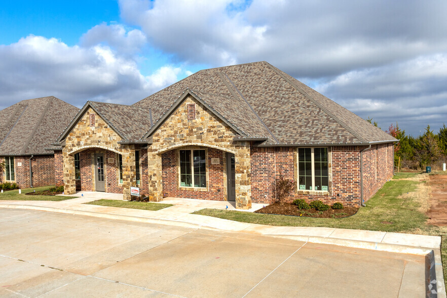 825 Kelly Lakes Pass, Edmond, OK for rent - Primary Photo - Image 1 of 3