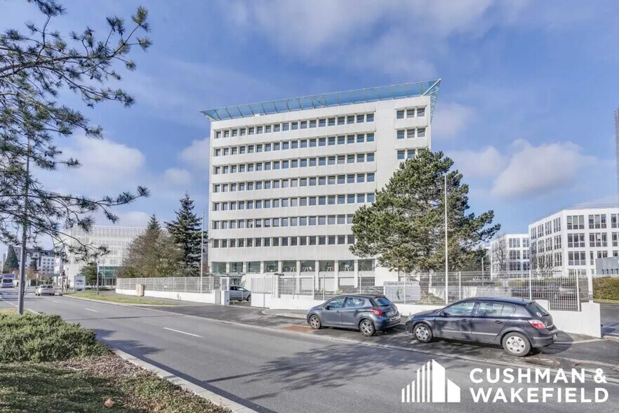 11 Avenue Morane Saulnier, Vélizy-Villacoublay to rent - Building Photo - Image 2 of 12