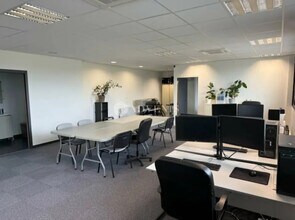 Office in Vaulx-en-Velin to rent Interior Photo- Image 1 of 19