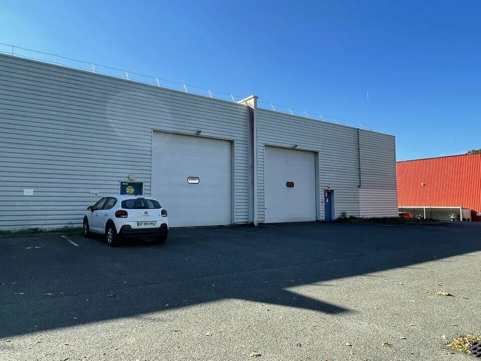 Location Entrepôt 630 m² - Photo 1