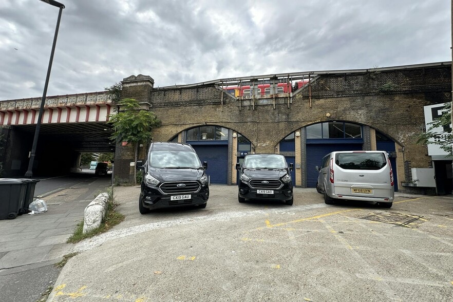 Hercules Rd, London to rent - Building Photo - Image 2 of 3