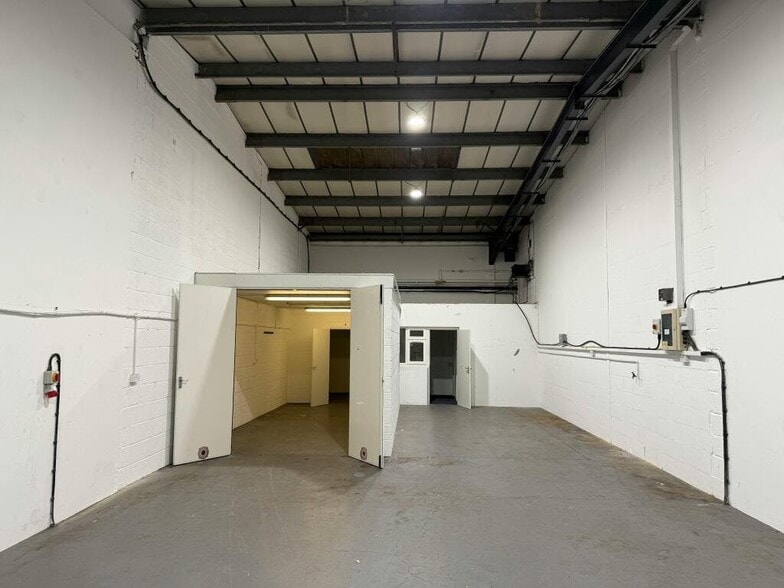 Saville Rd, Peterborough to rent - Building Photo - Image 2 of 6